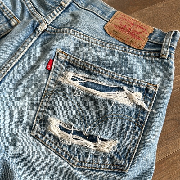LEVI’S 501 Distressed Jean Shorts - Picture 6 of 7